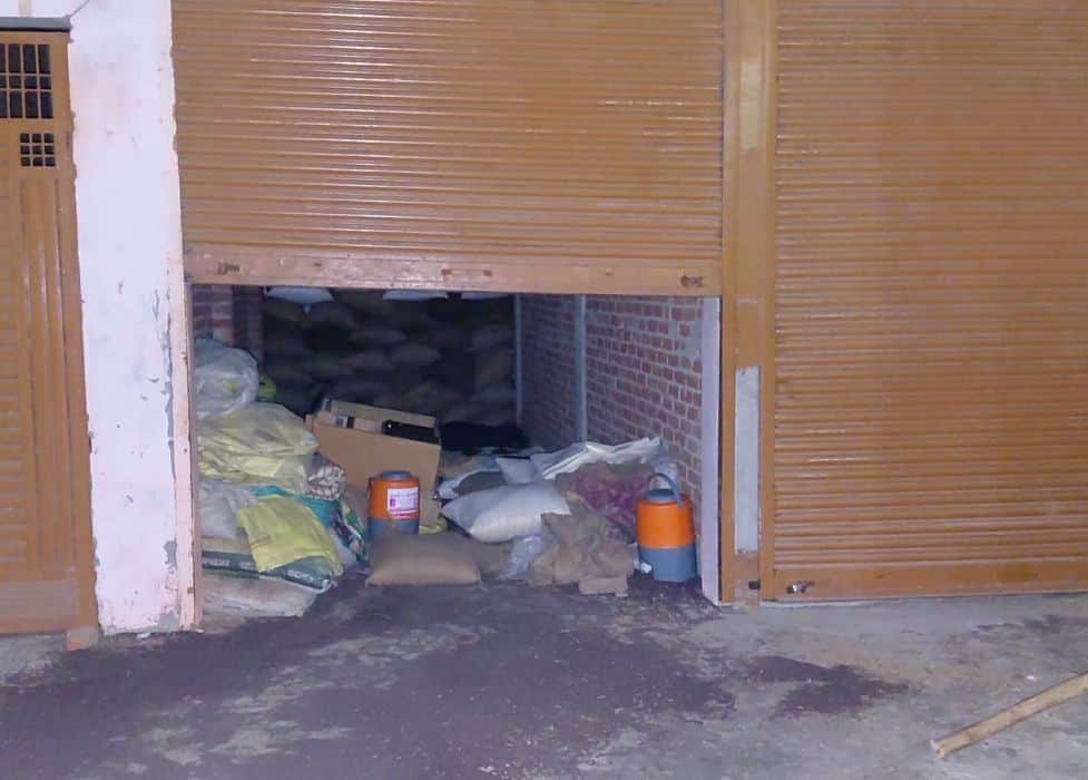 उसहैत में गल्ले की दुकान का चोरी के बाद खुला पड़ा शटर। संवाद