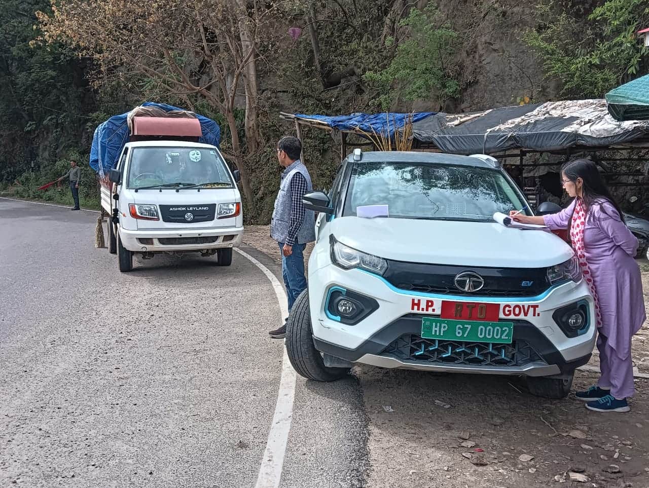 वाहनों के दस्तावेजों की जांच करते आरटीओ अंकुश व उनकी टीम। स्रोत : जागरूक पाठक