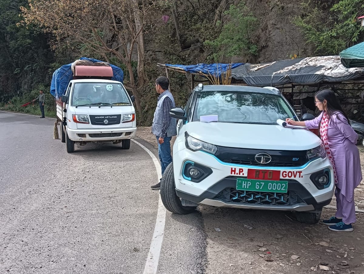 Hamirpur (Himachal) News: यातायात नियमों की अनदेखी पर 15 चालान, 50 हजार जुर्माना