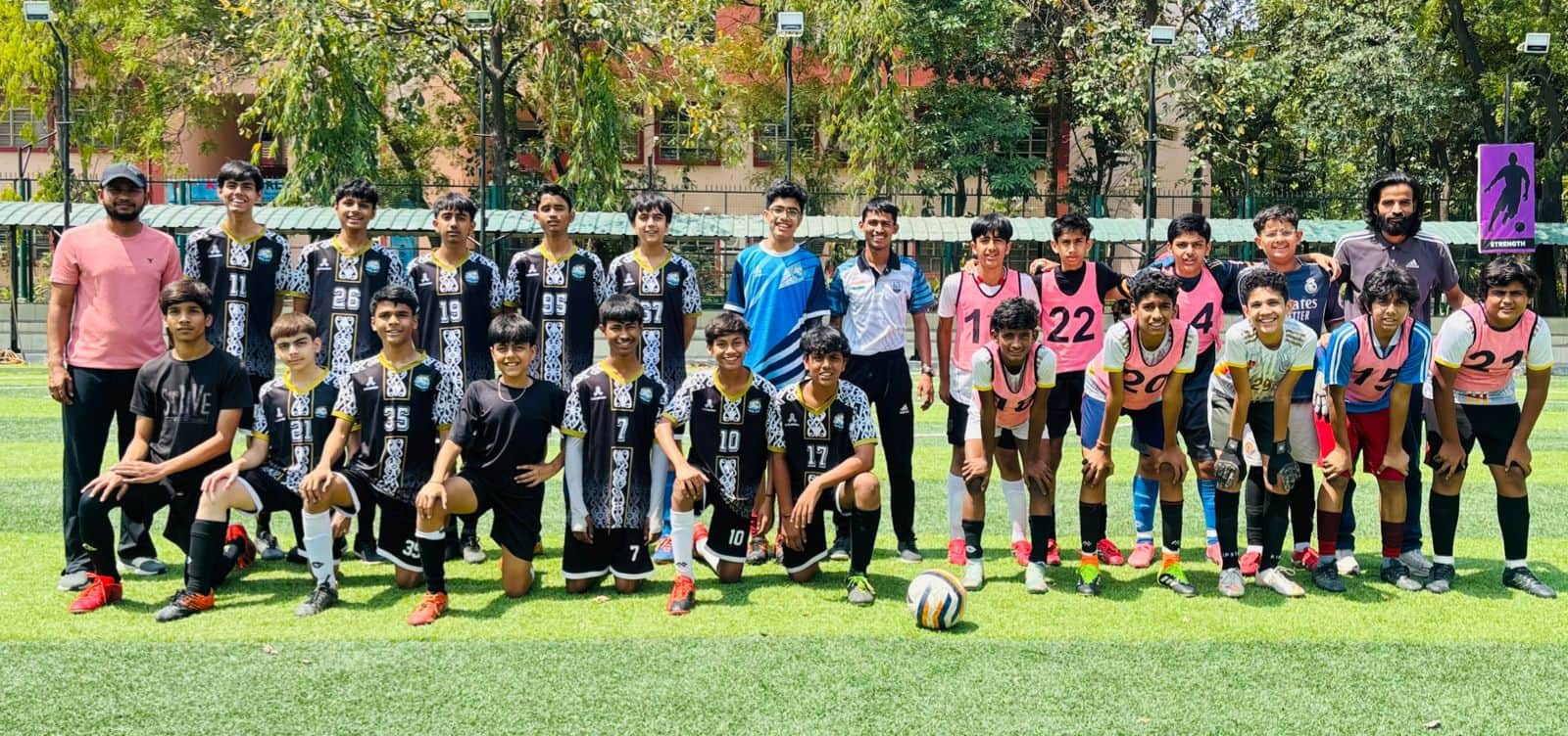 विक्ट्री फुटबॉल कप के विजेता टीम किक फॉर फेम फुटबॉल अकादमी के खिलाड़ी। प्रशिक्षक