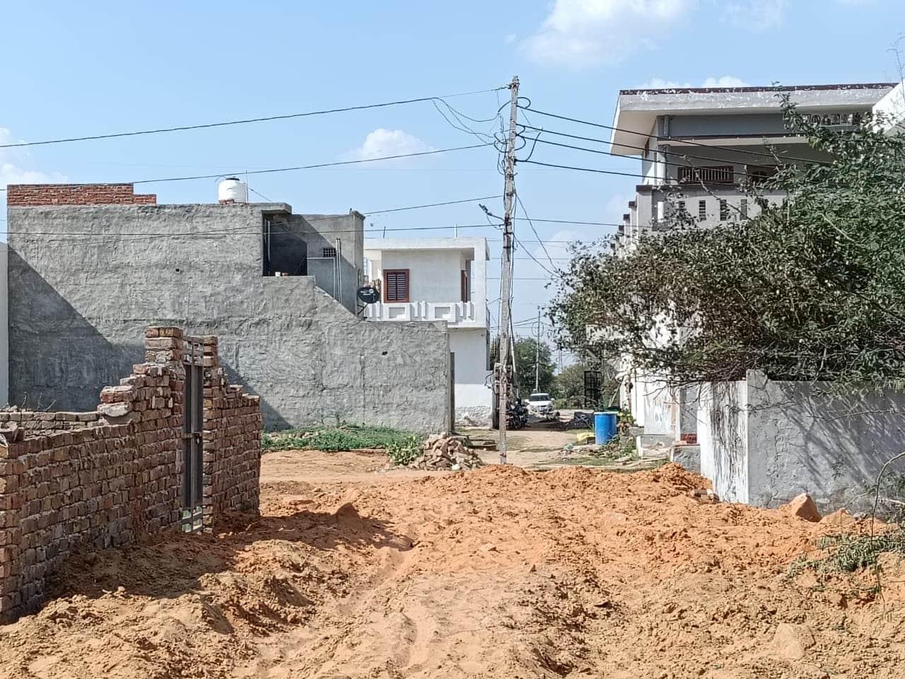 वार्ड स्थित फुटबाल एकेडमी वाली गली के बीच लगा बिजली पोल।