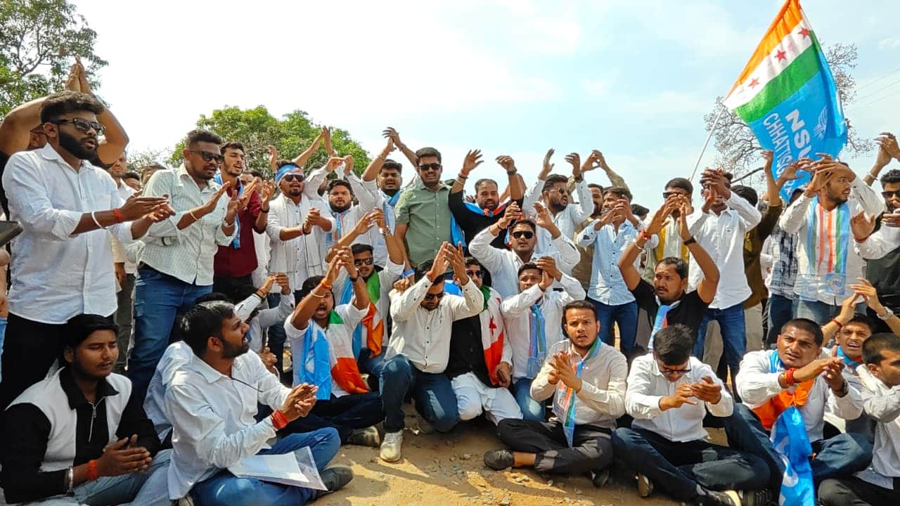 विश्वविद्यालय में प्रदर्शन करते हुए एनएसयूआई