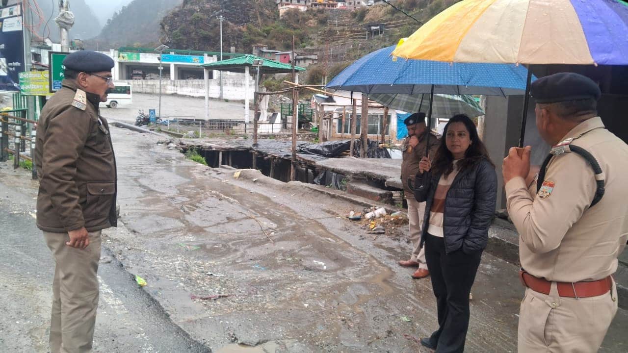यमुनोत्री यात्रा पड़ाव के निरीक्षण के दौरान पुलिस अधिकारियों को निर्देशित करतीं एसपी कमलेश उप