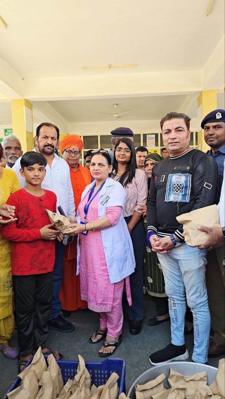 Manav Utthan Seva Samiti Distributed Fruits to Patients