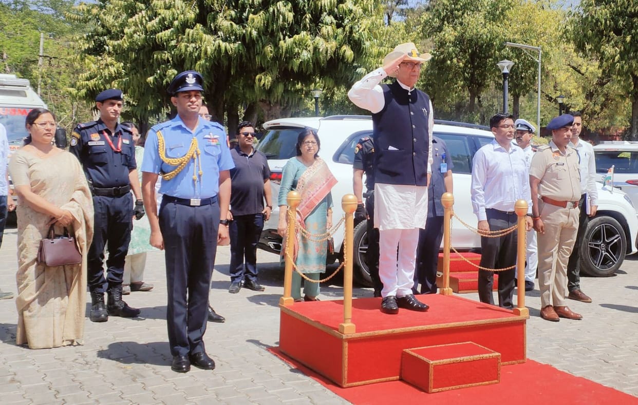 The police accorded a Guard of Honour to Governor Asim Kumar Ghosh.