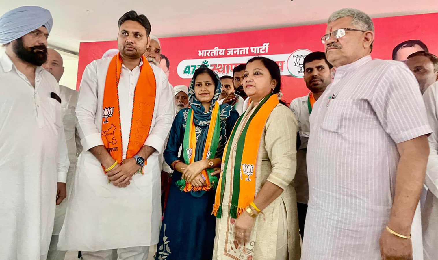 06kht_20   पूनम सैनी को भाजपा का पटका पहनाकर पार्टी में शामिल करवाते हुए जिलाध्यक्षा ज्योति सैन