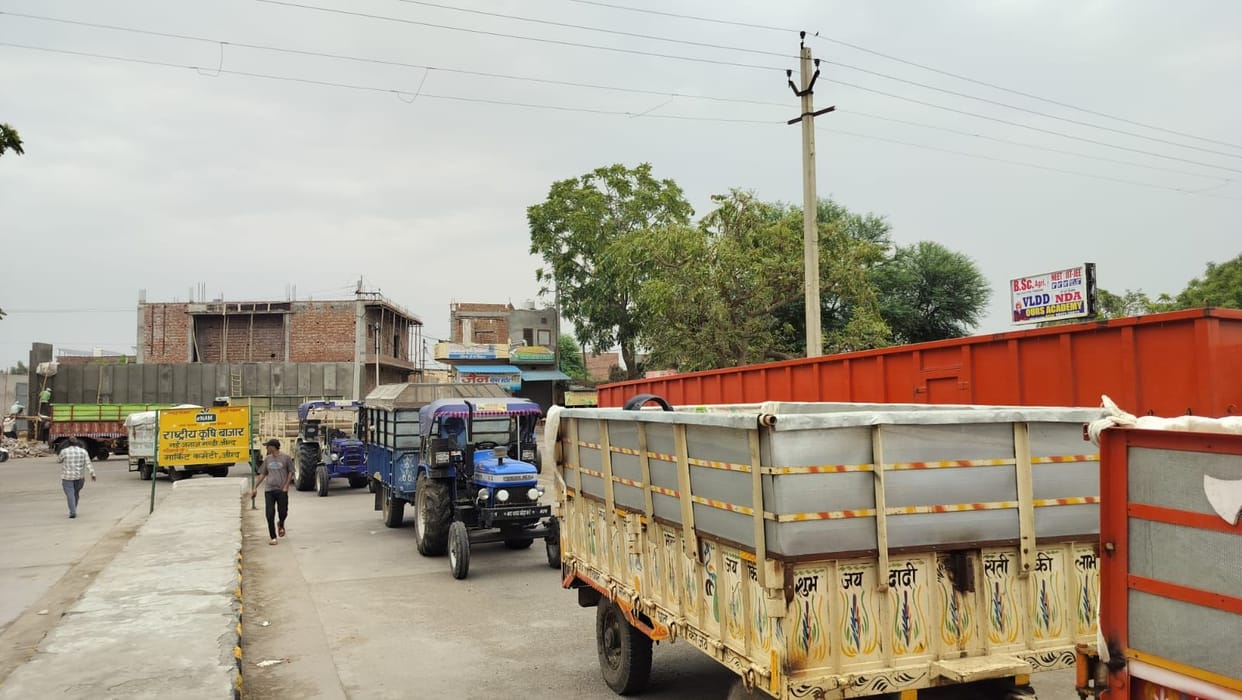 Farmers Stopped at Mandi Gate... Anger Erupts After Hours of Waiting