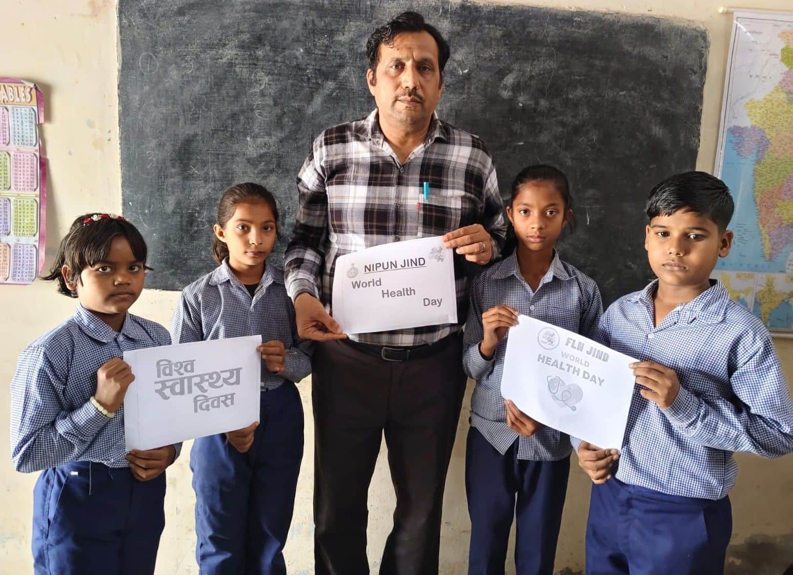 07जेएनडी20: विश्व स्वास्थ्य दिवस मनाते हुए जिला समन्वयक एफएलएन राजेश वशिष्ठ और विद्यार्थी। स्रो