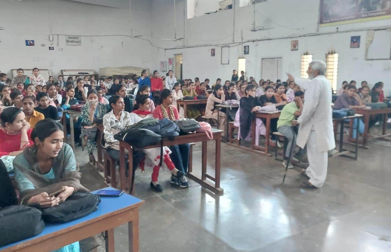 07जेएनडी26: विद्यार्थियों को जानकारी देते हुए प्रोफेसर जयपाल। स्रोत संस्थान।