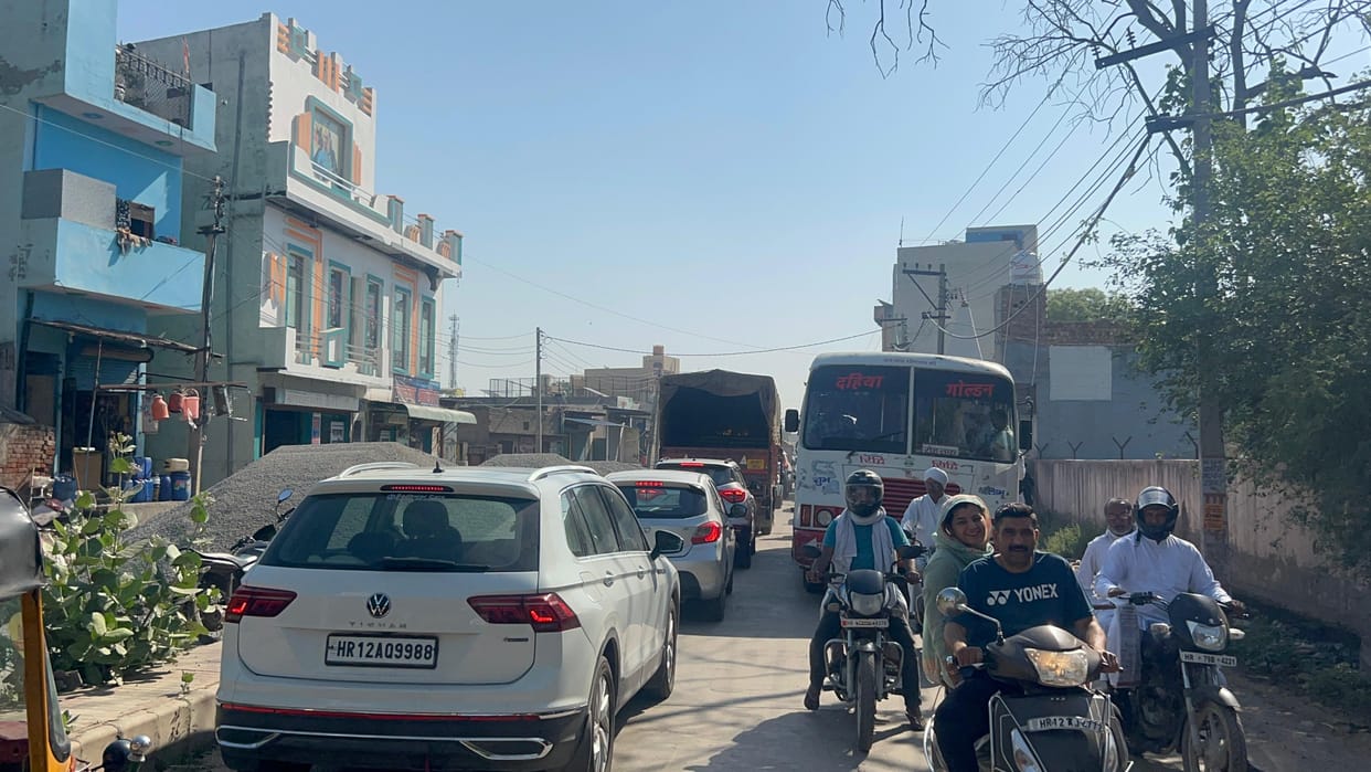 Construction of the state highway...passengers are troubled due to traffic jam, they cannot find a way for an hour.
