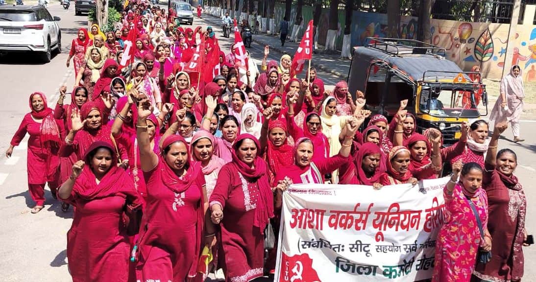 15-रोहतक की सड़क पर प्रदर्शन करती आशा वर्कर। स्रोत : वर्कर