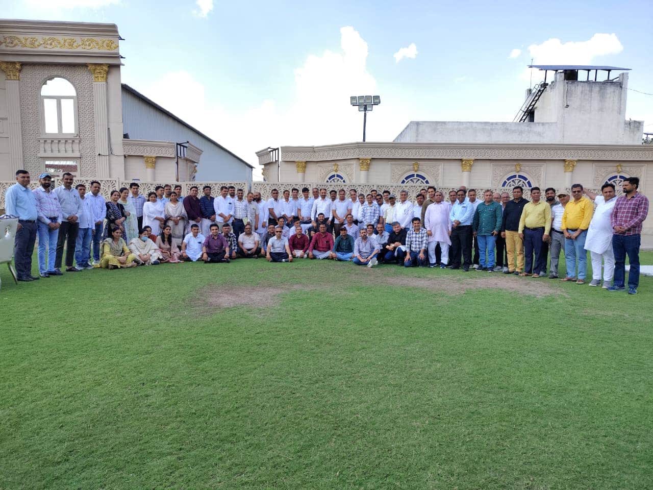 17-रोहतक के निजी गार्डन में बैठक के दौरान उपस्थित पेंशन बहाली संघर्ष समिति के पदाधिकारी। स्रो