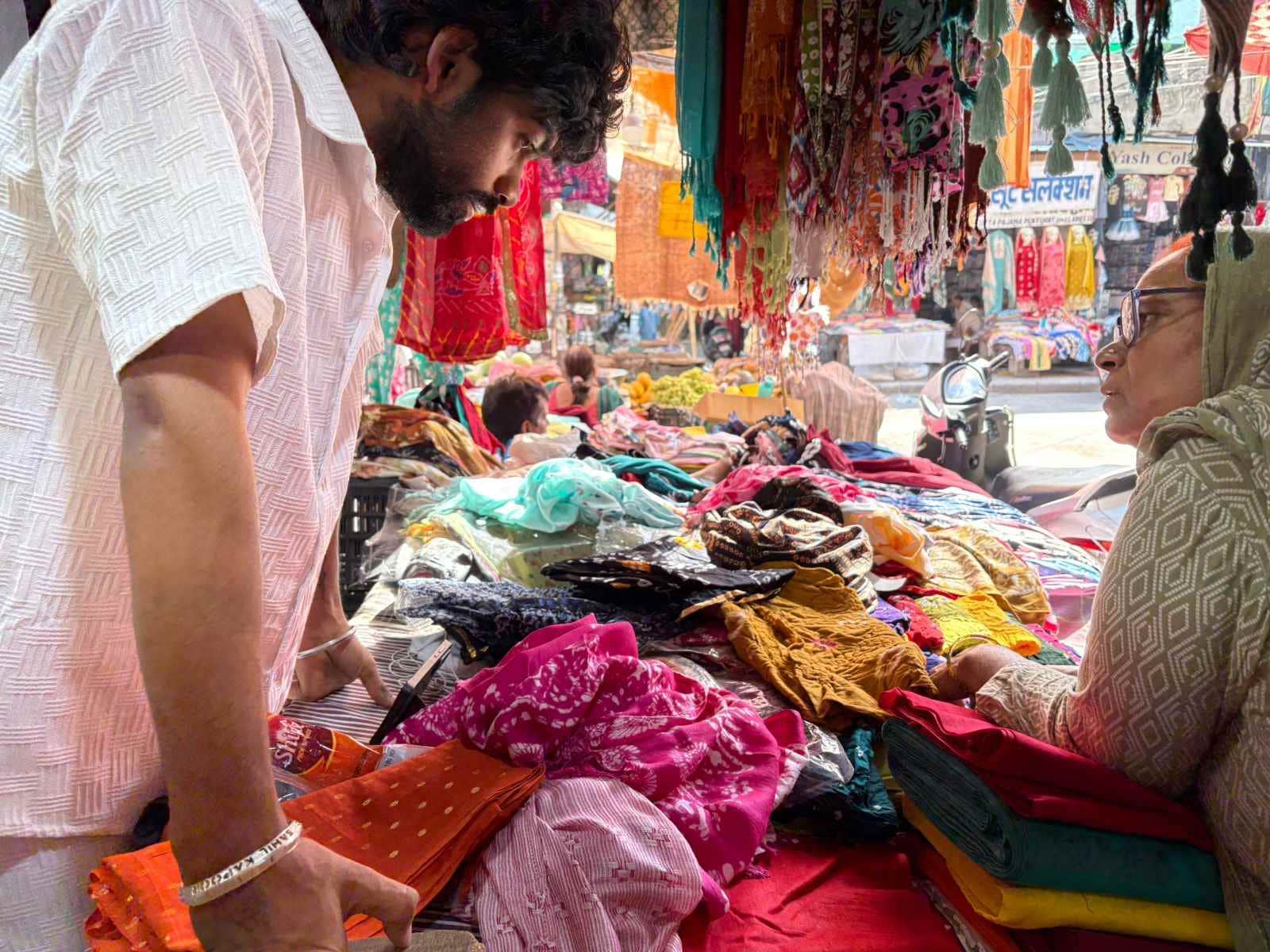 18- बाजार में कॉटन दुपट्टे की खरीदारी करते ग्राहक। संवाद