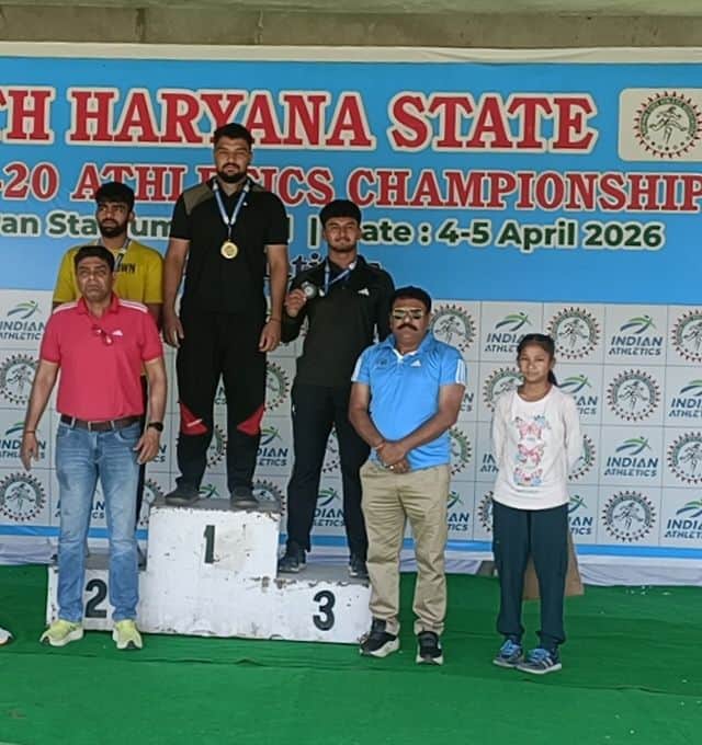 19-स्वर्ण पदक विजेता सावन और अन्य खिलाड़ियों को पदक प्रदान करते हुए खेल अधिकारी। स्रोत कोच