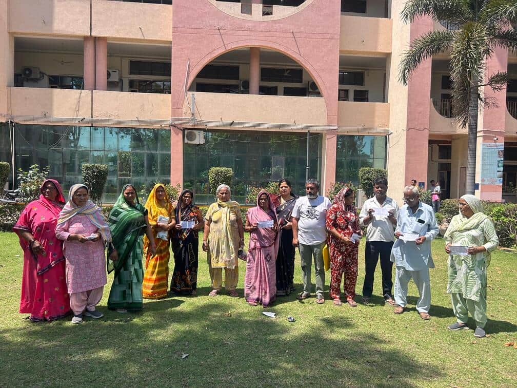 2-रोहतक लघु सचिवालय में पानी के बिल और समस्या लेकर पहुंचे एकता कॉलोनी वासी। संवाद