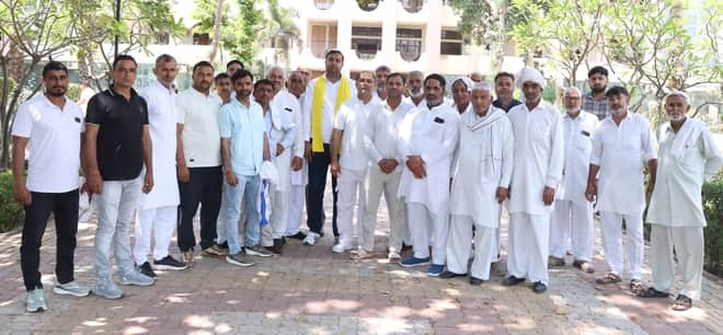 34-रोहतक के लघु सचिवालय में उपायुक्त सचिन गुप्ता को ज्ञापन देने पहुंचे किसान। संवाद