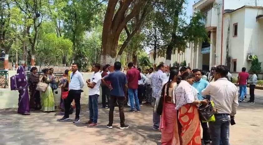 ग्रामीण किसान पहुंचे जिला मुख्यालय