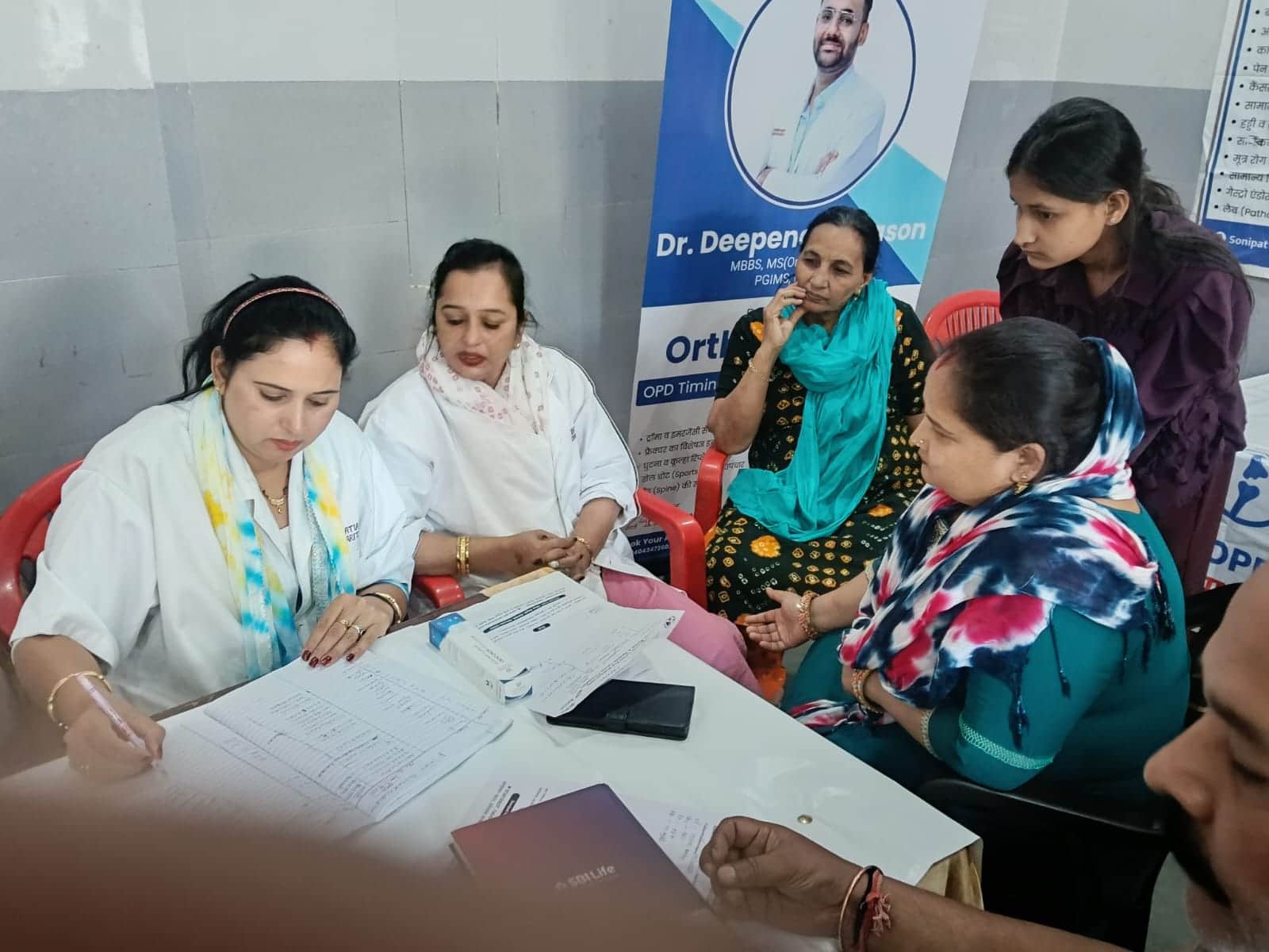 6-निशुल्क नेत्र व स्वास्थ्य शिविर में मरीजों की जांच करते चिकित्सक। स्रोत: चिकित्सक