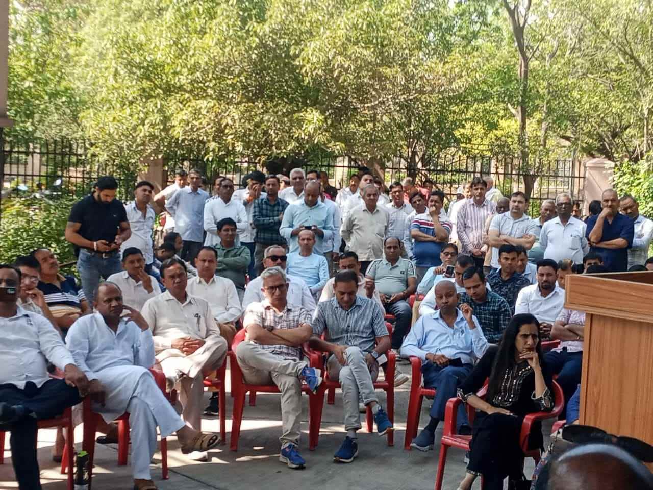 9-एमडीयू के प्रशासनिक भवन में हड़ताल पर बैठे कर्मचारी। स्रोत : संघ