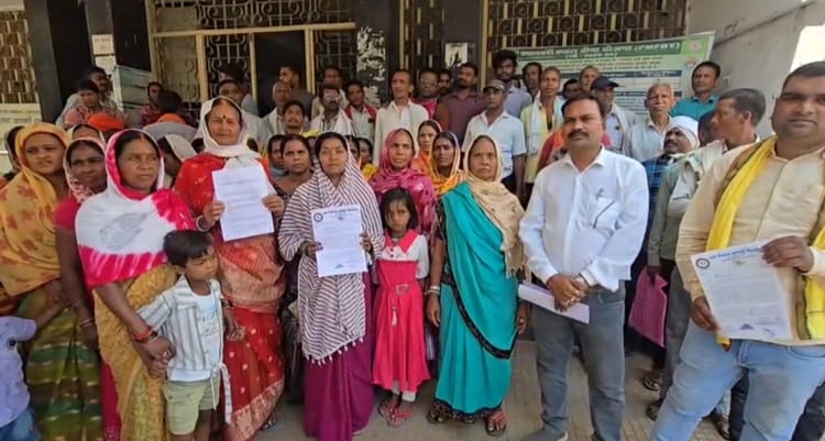 'शराब दुकान बंद न हो, यहीं खुलनी चाहिए': राजनांदगांव के दो गांवों में ग्रामीणों का प्रदर्शन, ज्ञापन सौंपा