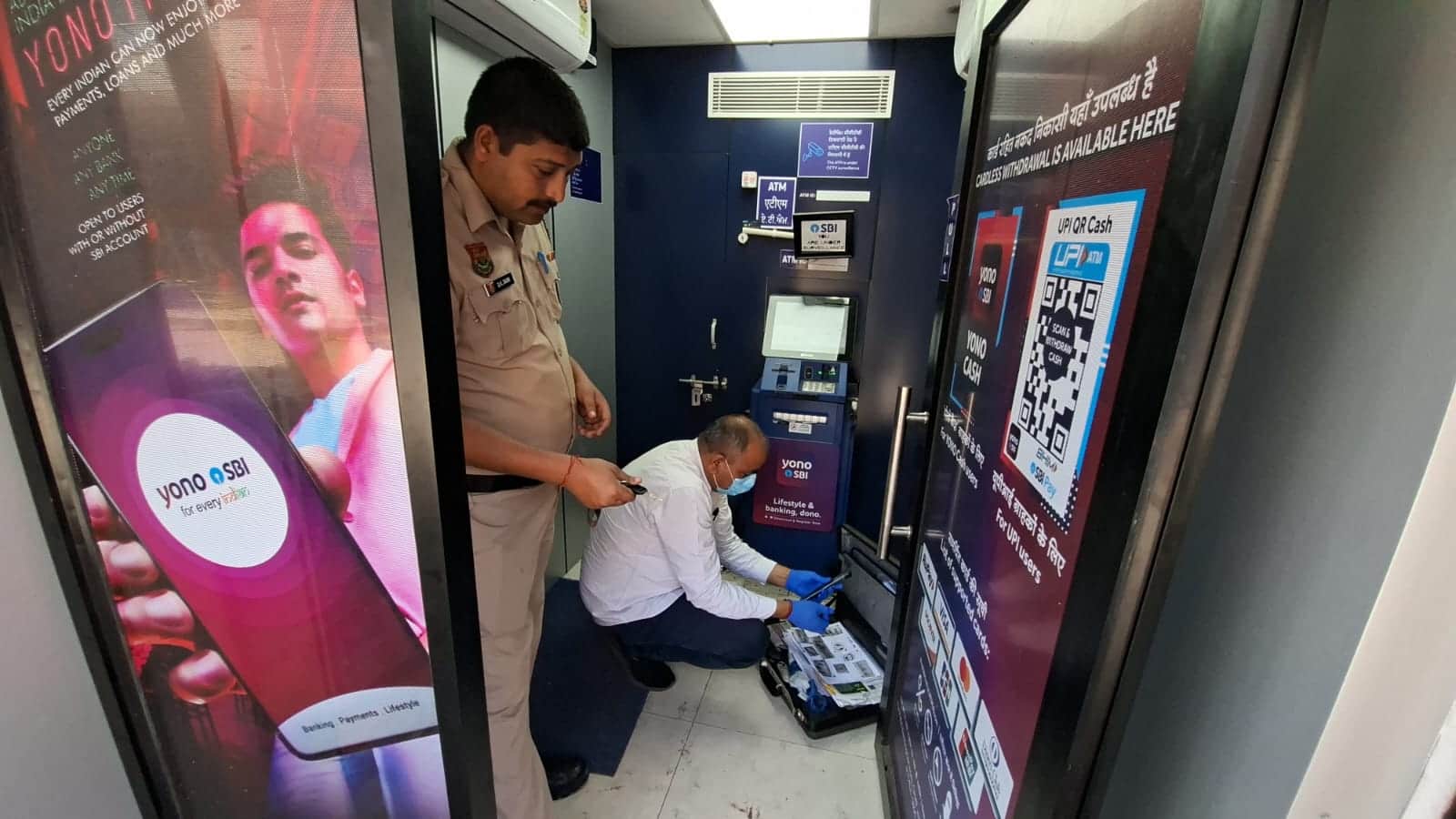 अंबाला सिटी के दो खंभा चौक पर एटीएम मशीन तोड़ने का प्रयास होने के बाद पुलिस की टीम जांच करती हु