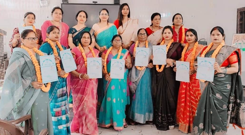 अहरौला बीआरसी में प्राधिकार पत्र के साथ महिला शिक्षक संघ के पदाधिकारी। संवाद