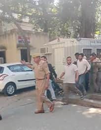 अदालत से सजा के  बाद अभियुक्तों को ले जाती पुलिस : वीडियोग्रेब