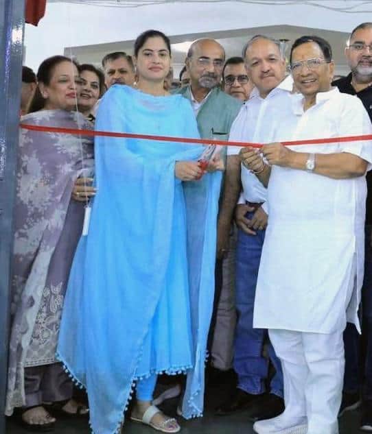 बैडमिंटन कोर्ट का रिबन काट शुभारंभ करते शहरी विधायक प्रमोद विज और मेयर कोमल सैनी। स्रोत : क्लब