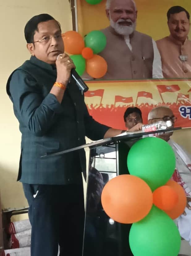 भाजपा के स्थापना दिवस पर बोलते सांसद डा विनोद कुमार बिंद। स्रोत संगठन