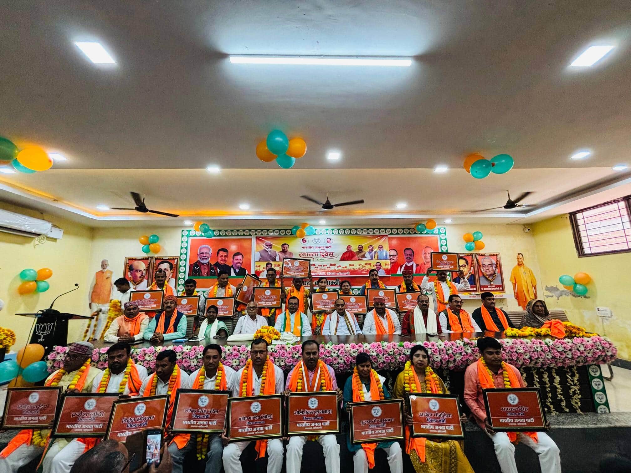 भाजपा स्थापना दिवस पर संगोष्ठी के दौरान नव निर्वाचित पदाधिकारियों को तस्वीर देकर किया गया सम्म