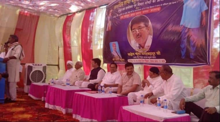 भोजपुर में प्रबुद्ध जन सम्मेलन एवं विचार गोष्ठी में मंच पर मौजूद अतिथिगण। संवाद