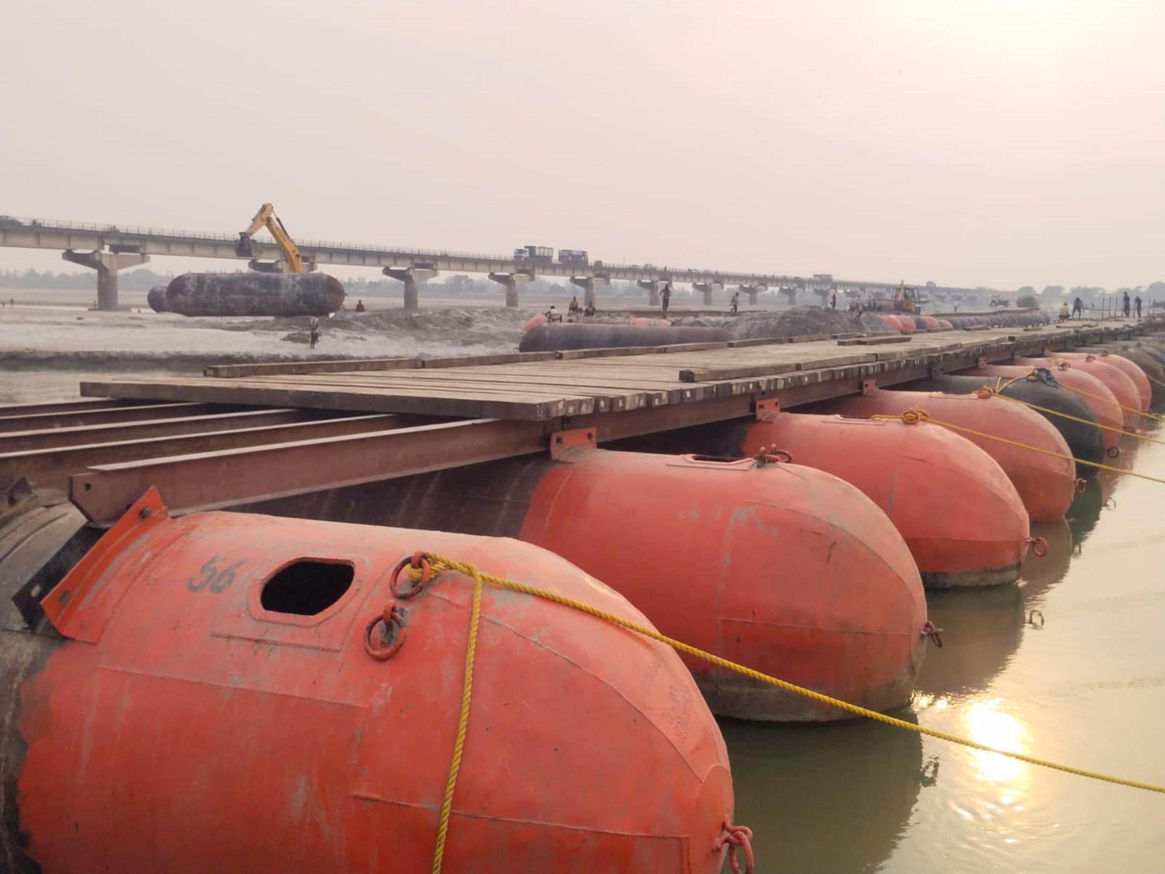 बहराइच-लखनऊ हाईवे पर सरयू नदी पर बन कर तैयार हुआ पीपे का पुल। - स्रोत : स्थानीय लोग