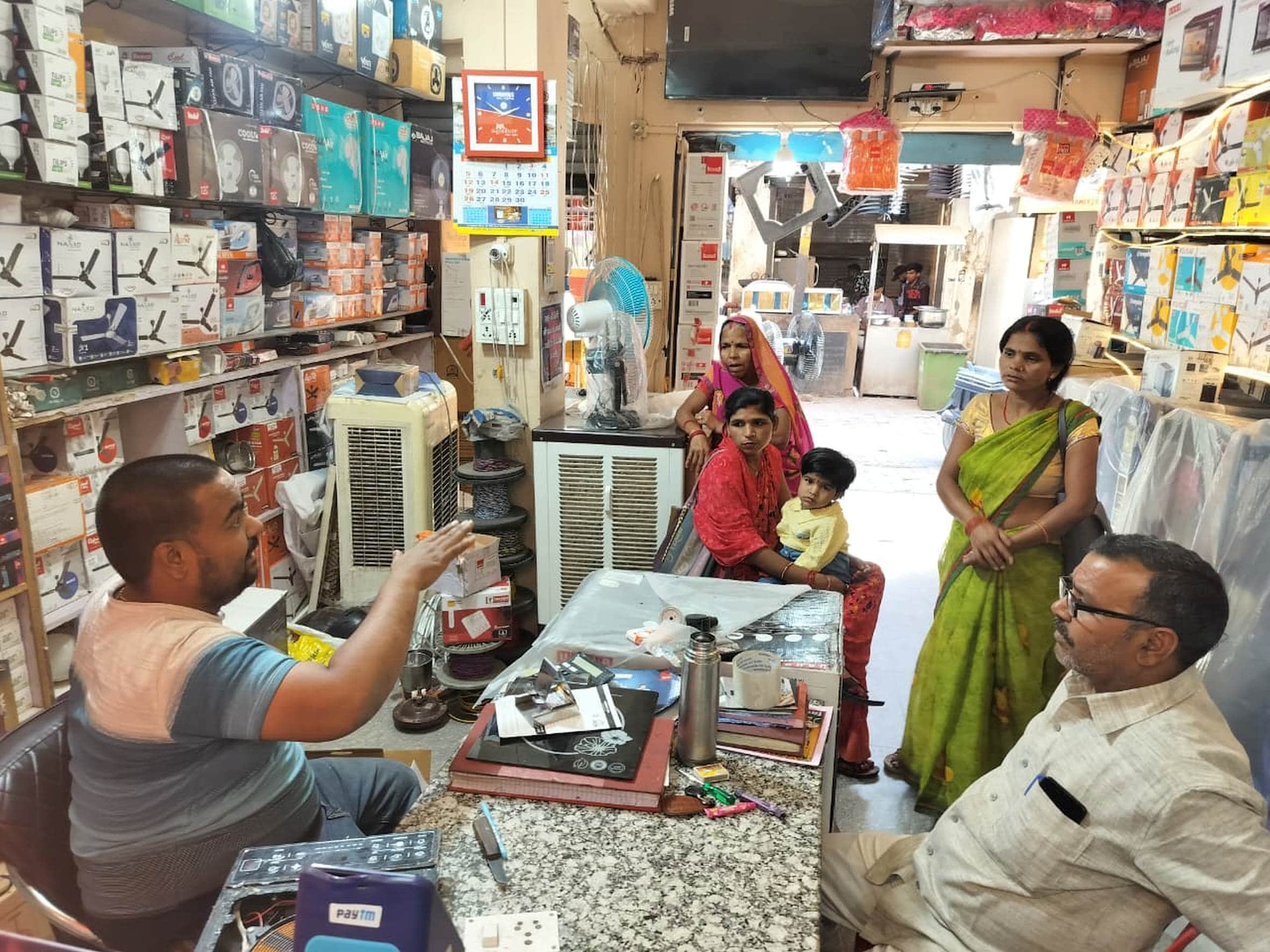 बहराइच स्थित दुकान में कूलर-पंखों की खरीदारी करते लोग।    -संवाद