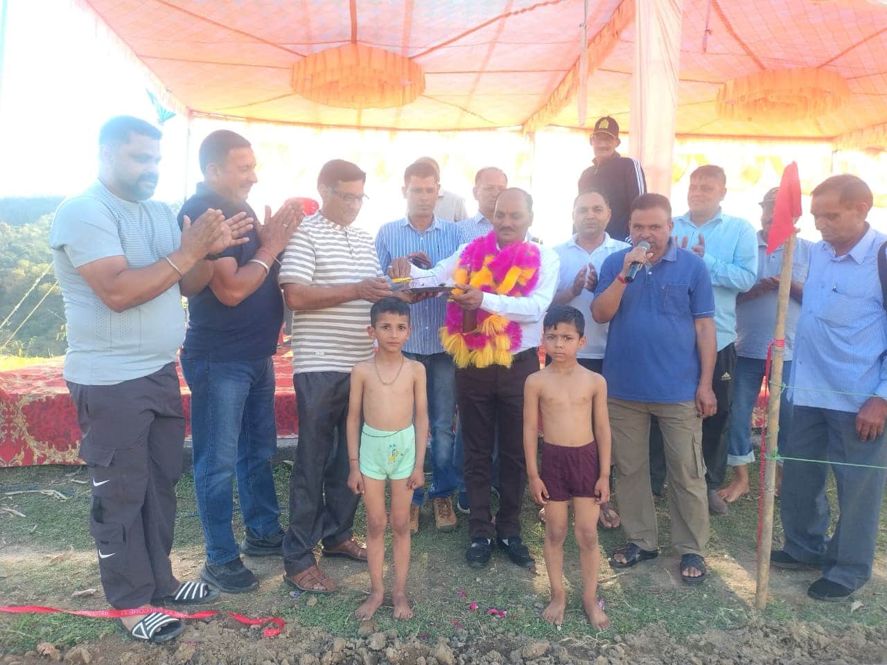 भ्रान्ता पंचायत के गांव पट्ट छिंज मेले में विजेता पहलवानों को पुरस्कार देते पंचायत प्रधान राज ध