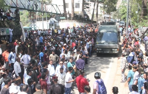 The administration and government were surrounded by slogans in the morning, and the city's pace was halted in the afternoon.