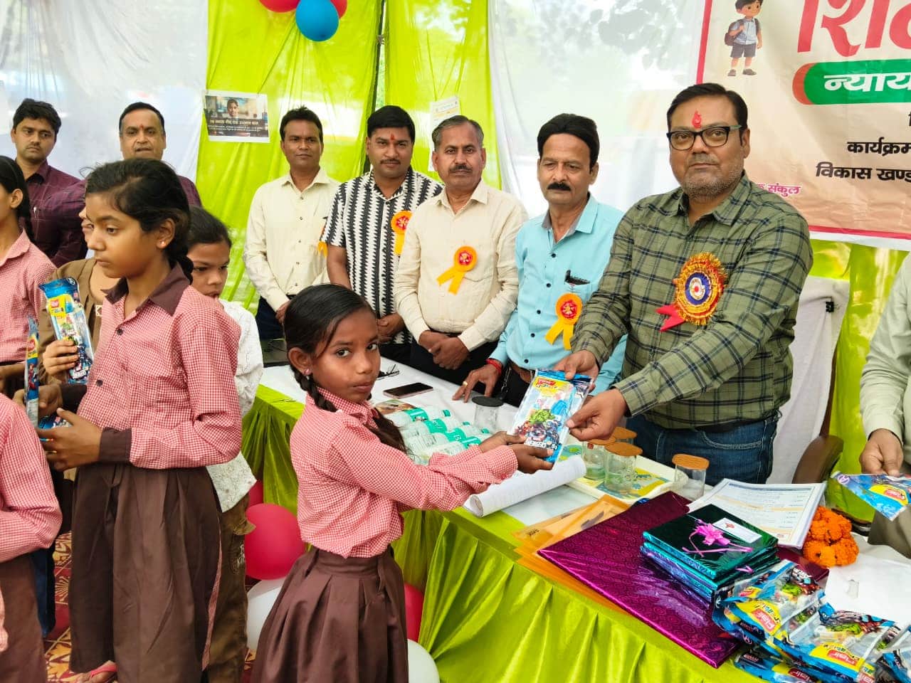 भावलखेड़ा की न्याय पंचायत चौढ़ेरा के प्राथमिक स्कूल में शिक्षा चौपाल में बच्चों को पुरस्कृत कर