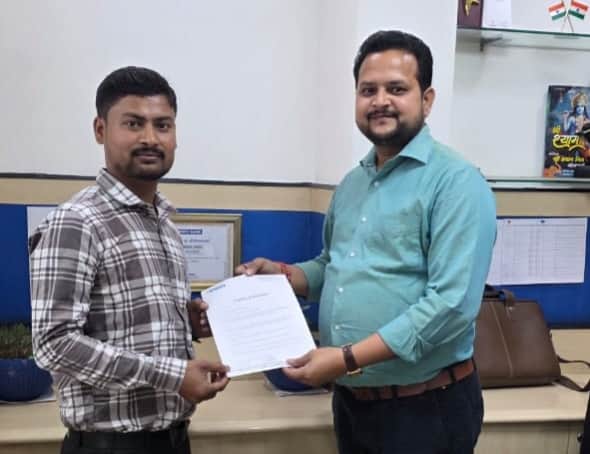 बैंक में रुपये लौटाने वाले कर्मी को सम्मानित करते शाखा प्रबंधक।  संवाद