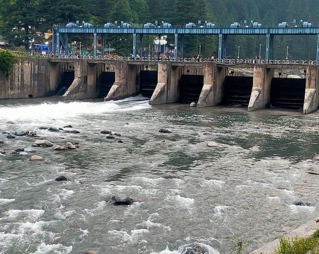 बरोट स्थित बस्सी  व ऊहल विद्युत परियोजना की शानन रिजर्वायर में बढ़ा जल स्तर। स्रोत जागरूक पाठक