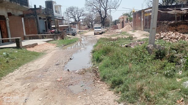 Waterlogging on Kali Road troubles pedestrians
