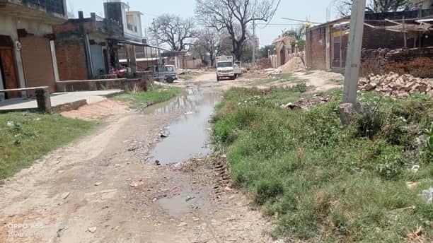 बसावनपुर में काली रोड जमा गंदा पानी। संवाद