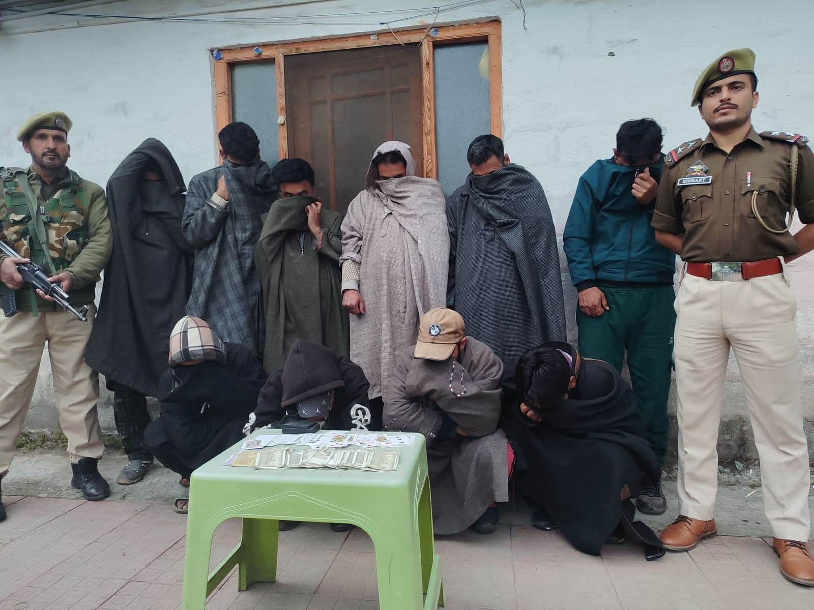 बांदीपोरा में पकड़े जुए के आरोपी। स्रोत पुलिस