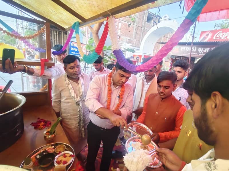 बुद्ध मार्ग पर  भोजन करते कसया नायब तहसीलदार संदीप कुमार। स्रोत-सोशल मीडिया