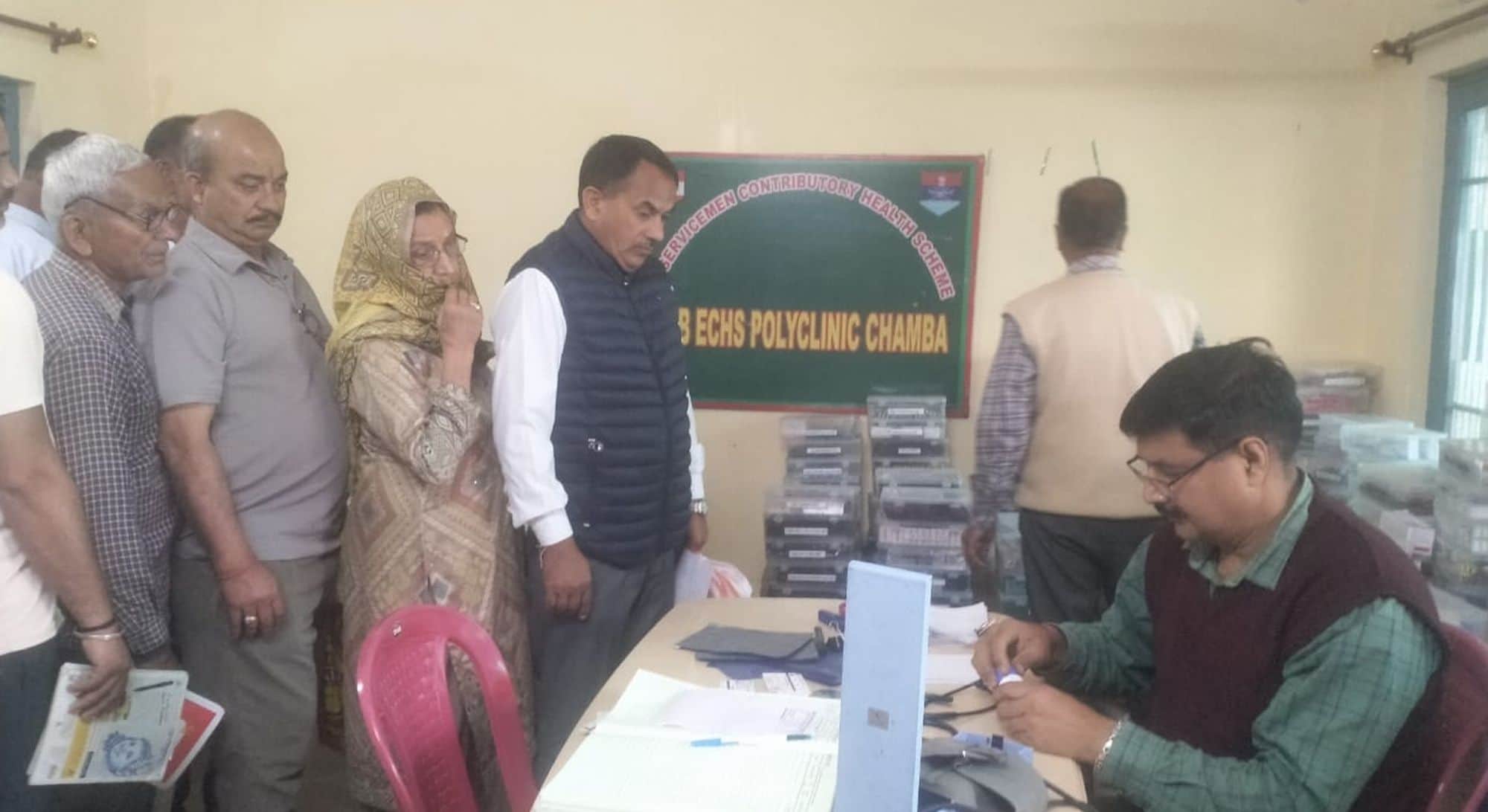 चंबा के सैनिक विश्राम गृह चुवाड़ी में स्वास्थ्य शिविर के दौरान लोग