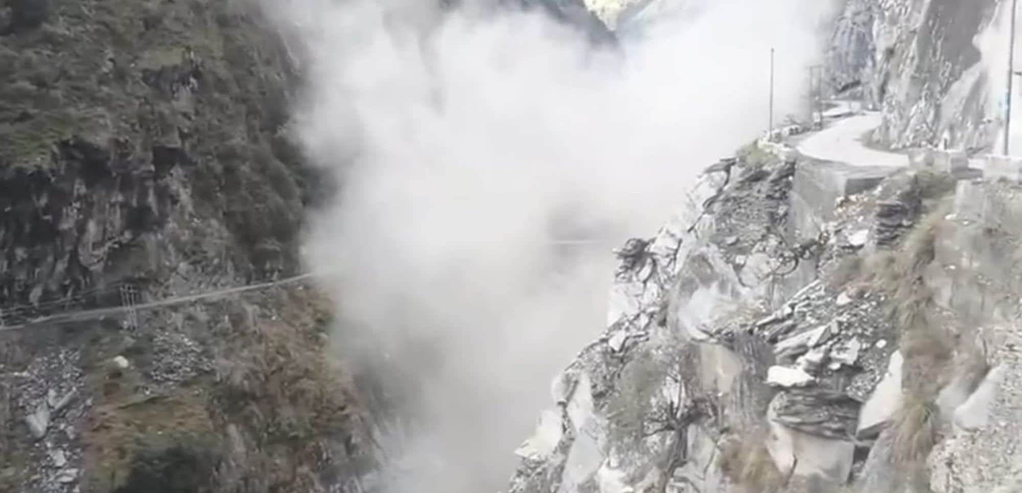 चंबा सिंयुर पुल के पास भूस्खलन के चलते उठता धुंए का गुब्बार