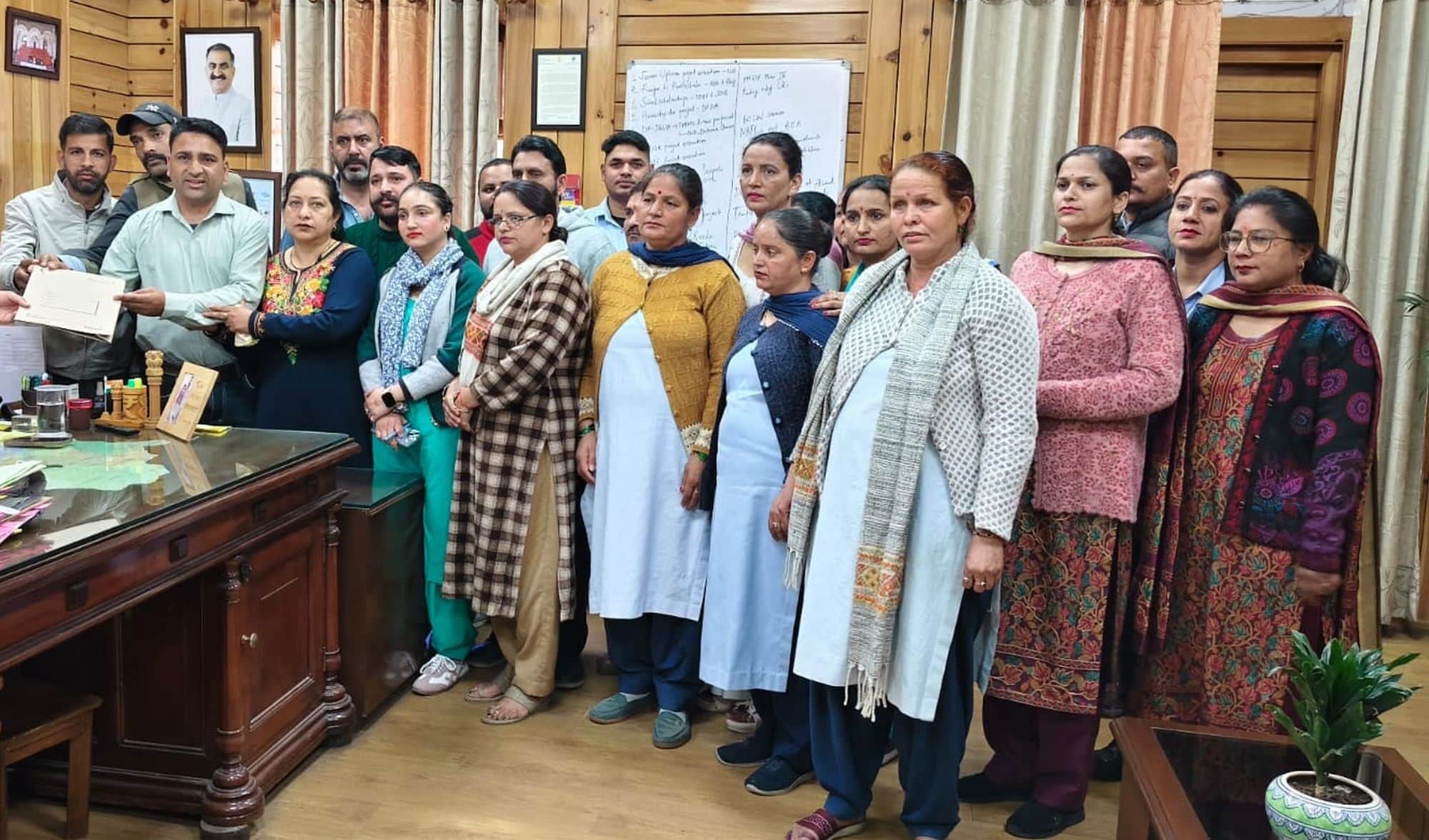 चंबा उपायुक्त को ज्ञापन सोंपने के दौरान मेडिकल कॉलेज आउटसोर्स कर्मचारी