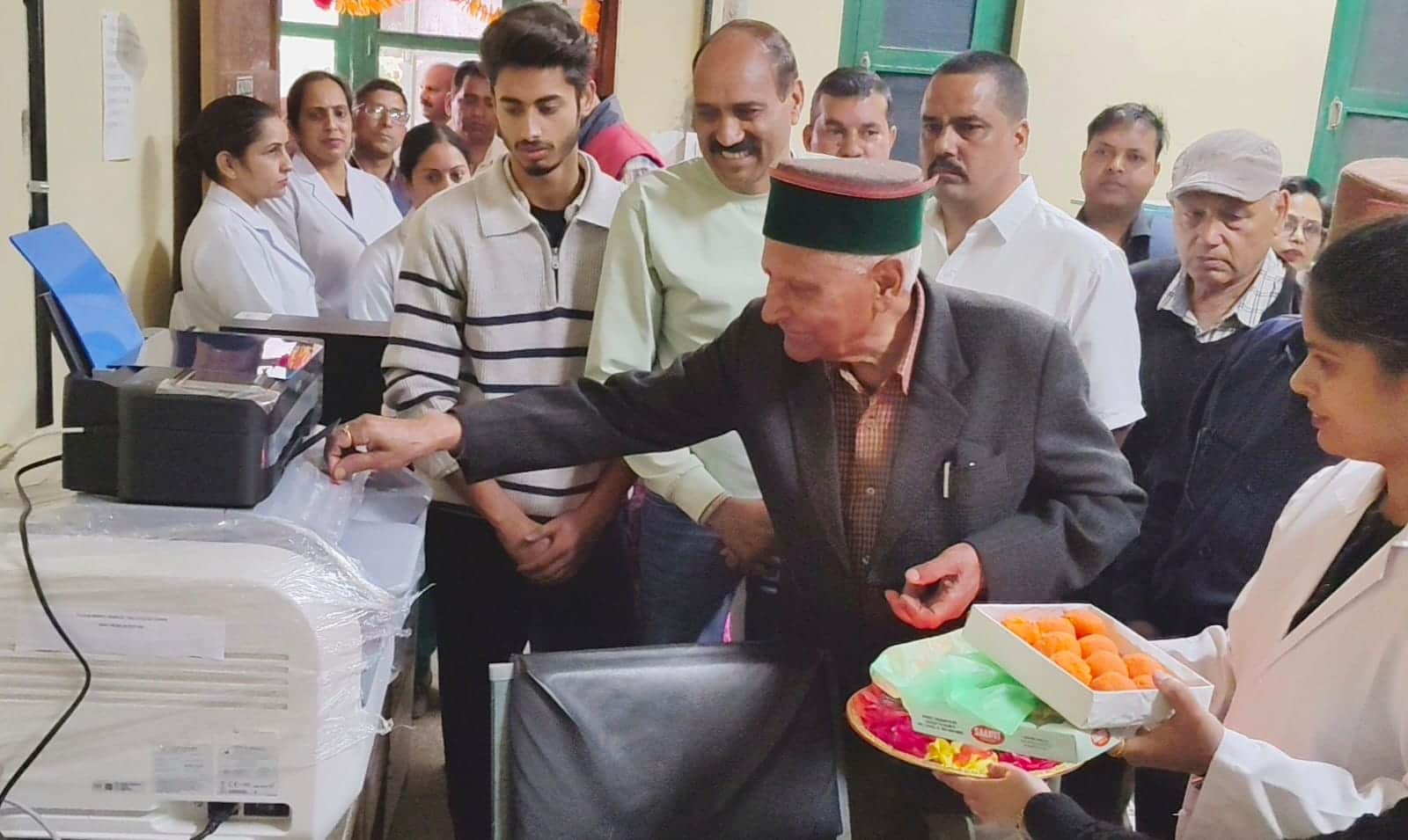 चढि़यार अस्पताल में कंप्यूटरीकृत लैब का उद्घाटन करते किशोरी लाल। पीआरओ