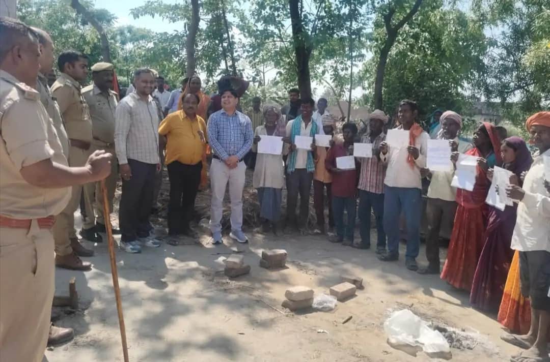 छितौनी नगर पंचायत में पट्टटो धारकों के साथ खड्डा एसडीएम रामबीर सिंह व राजस्व टीम।संवाद