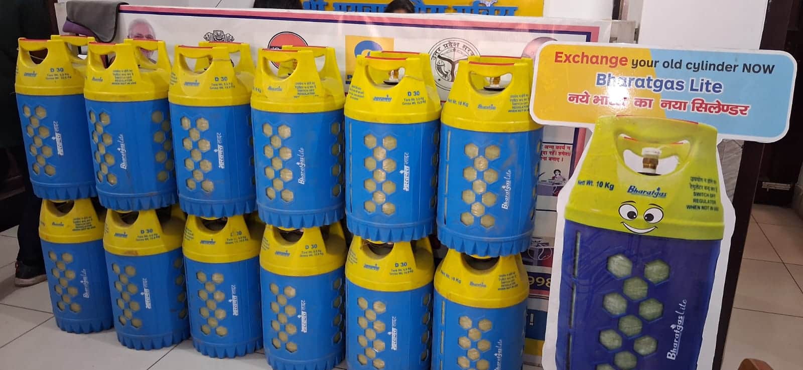 एजेंसी पर रखे 10 किलों के गैस सिलिंंडर। स्रोत : विभाग