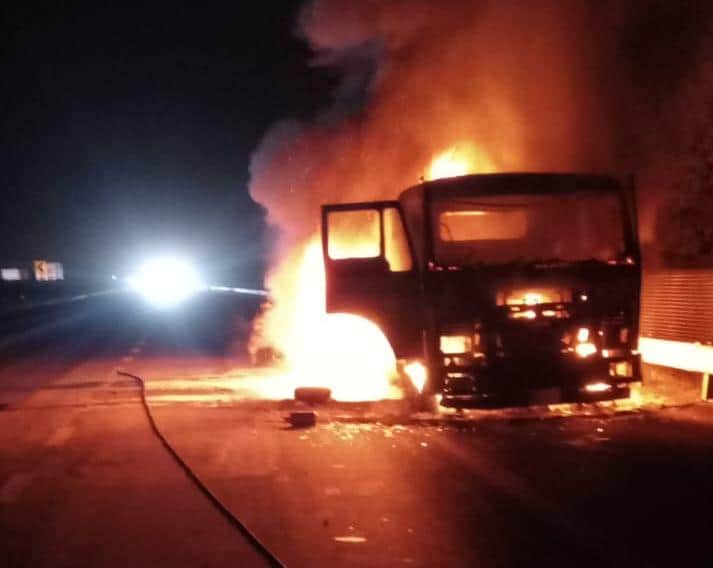 एक्सप्रेस-वे पर आग लगने के बाद जलता ट्रक। स्रोत यूपीडा