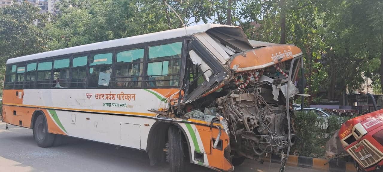 एनएचनौ की सर्विस रोड पर टक्कर से क्षतिग्रस्त बस। संवाद